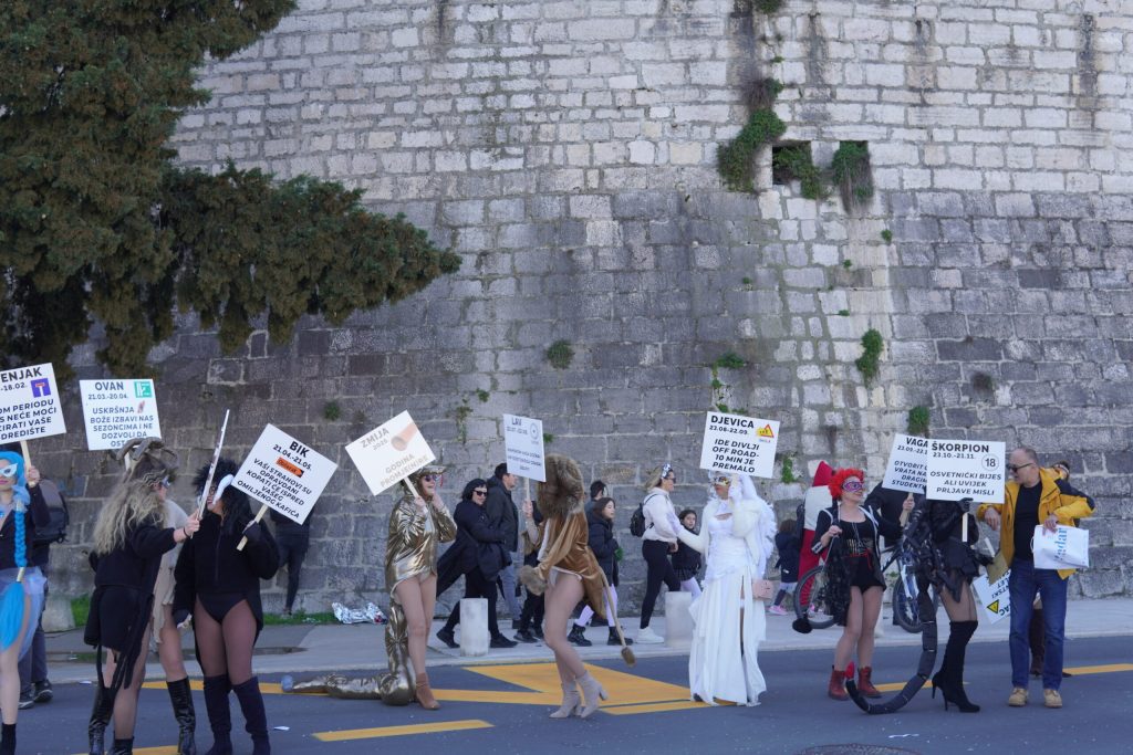 protesti cherez karnavali