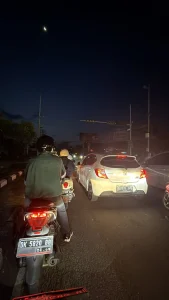Балі в темряві та без світла: чоловік на байку