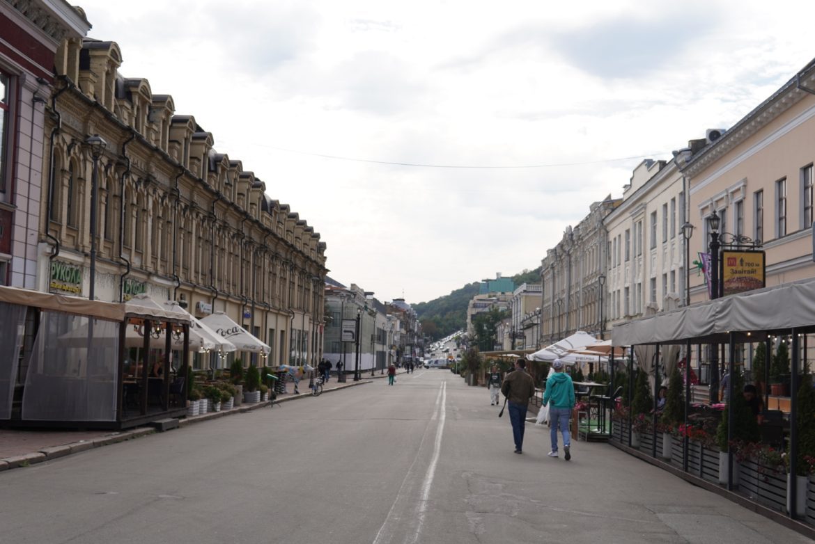 велика та широка вулиця в центрі києва на контрактовій площі на подолі