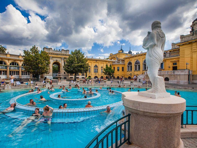 Терми Угорщини з України: Сечені чи Мішкольц — які термальні купальні обрати для ідеального відпочинку?